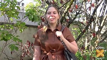 Play Alice wants double penetration and try fisting