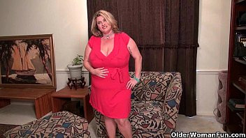 Play BBW milf Kimmie KaBoom rubs her throbbing clit