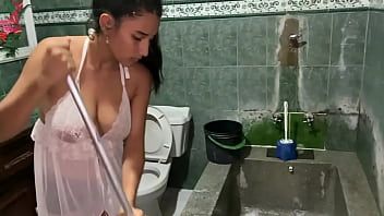 I fuck my young stepmother's pussy when she washed the bathroom
