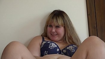 Play BBW puts an apple in her hairy pussy