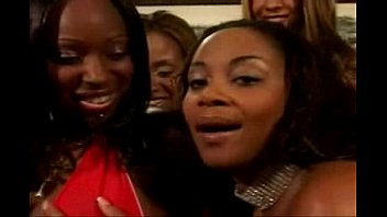 Play Famous legend black lesbian orgy