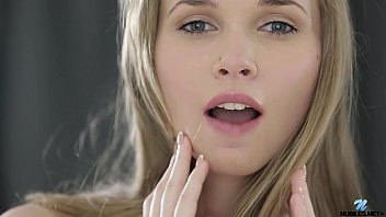 Play Smoking hot amateur pussy play