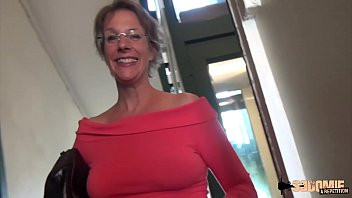Play Rough Anal-sex and Squirting for this cougar mom