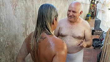 Play Grandpa bathing the young girl he met on the beach !!! Paty Butt - Old Grandpa - El Toro De Oro