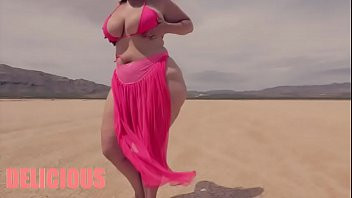 Play SmotherQueen Delicious On Demand dancing in the desert.